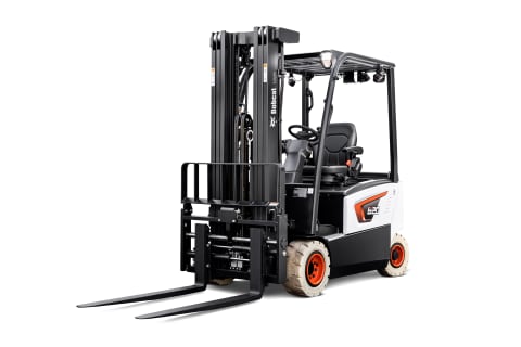 A studio image of the frontal view of the Bobcat B20X-7 Plus Electric Forklift.