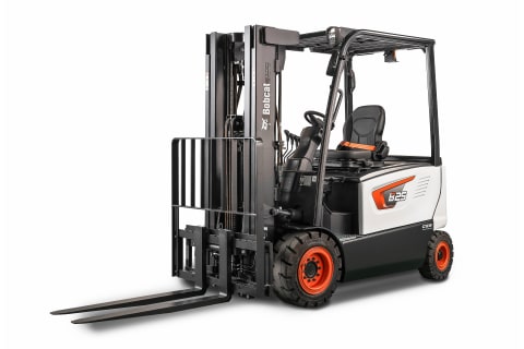 A studio image of the frontal view of the Bobcat B25X-7 Plus Electric Forklift.