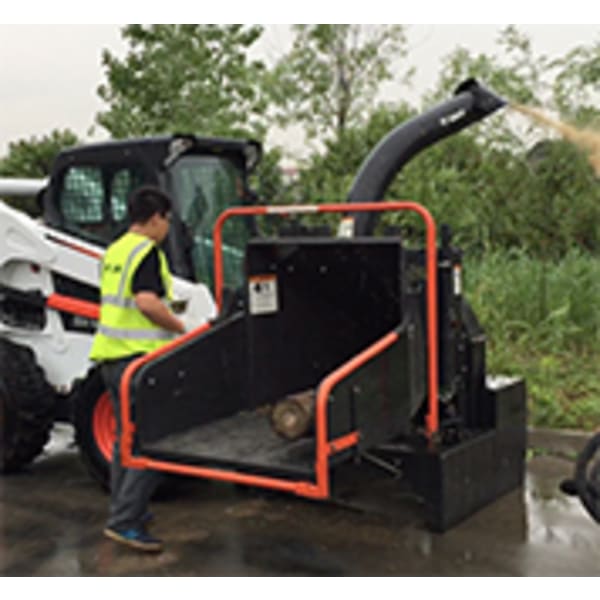 S770 Skid-Steer Loader Chipping Logs with Chipper – 斗山山猫有限公司